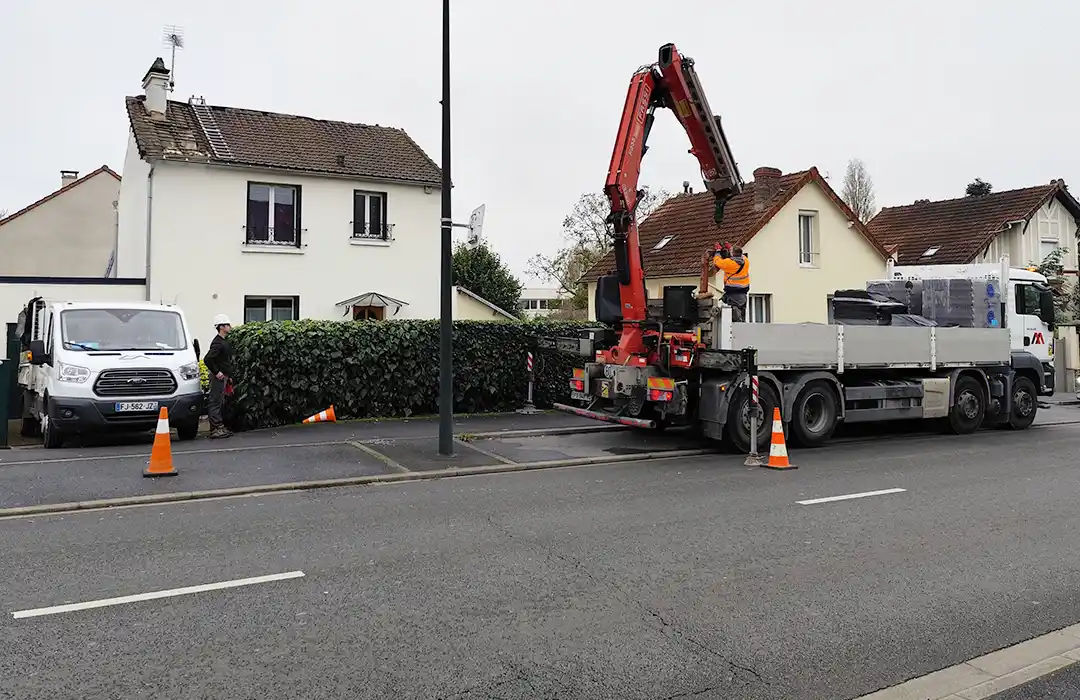 Camion-grue, livraison des tuiles - Teggy Couverture
